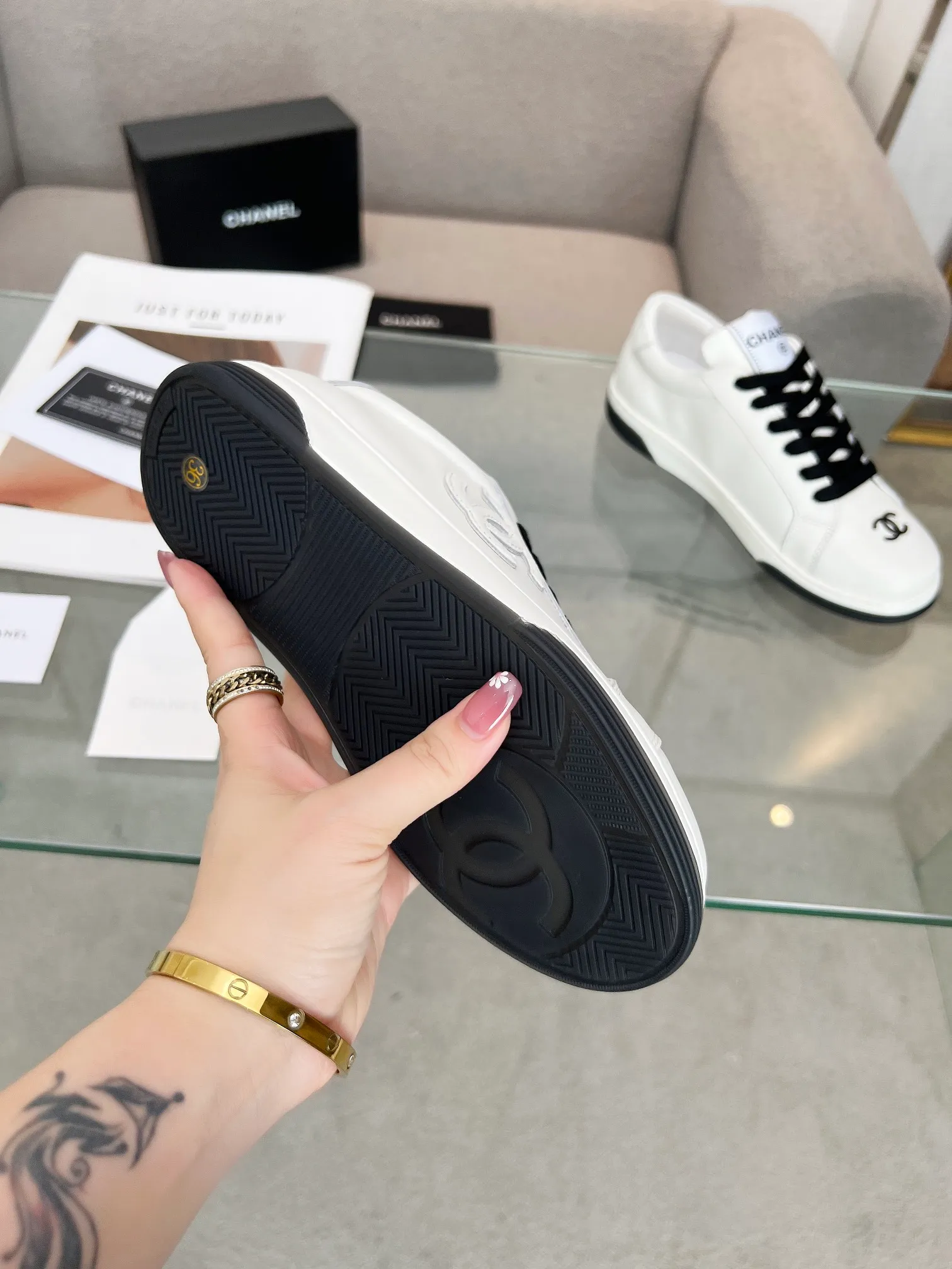 👟👟Ex-factory price 520👟👟Chanel Chanel 24SF latest model full leather panda color white shoes casual sports shoes skateboard shoes original purchase and development production Xiaoxiang C Home Another super popular item in the counter, loved by Internet celebrity bloggers and sisters, and various praises on social platforms. It is very popular, has a high texture, is breathable and super spring and summer. Seeing this issue always arouses the inner desire of girls for fashion. The latest suede material, classic black and white color, full of fashionable feeling on the feet, easy to care for. Fabric: Original customized imported cowhide material. Lining: Customized soft sheepskin lining. Sole: Original molded TPU non-slip outsole. Bottom thickness: 2.5CM. Size: Women's size 35-40 (custom-made sizes 40 are non-refundable)